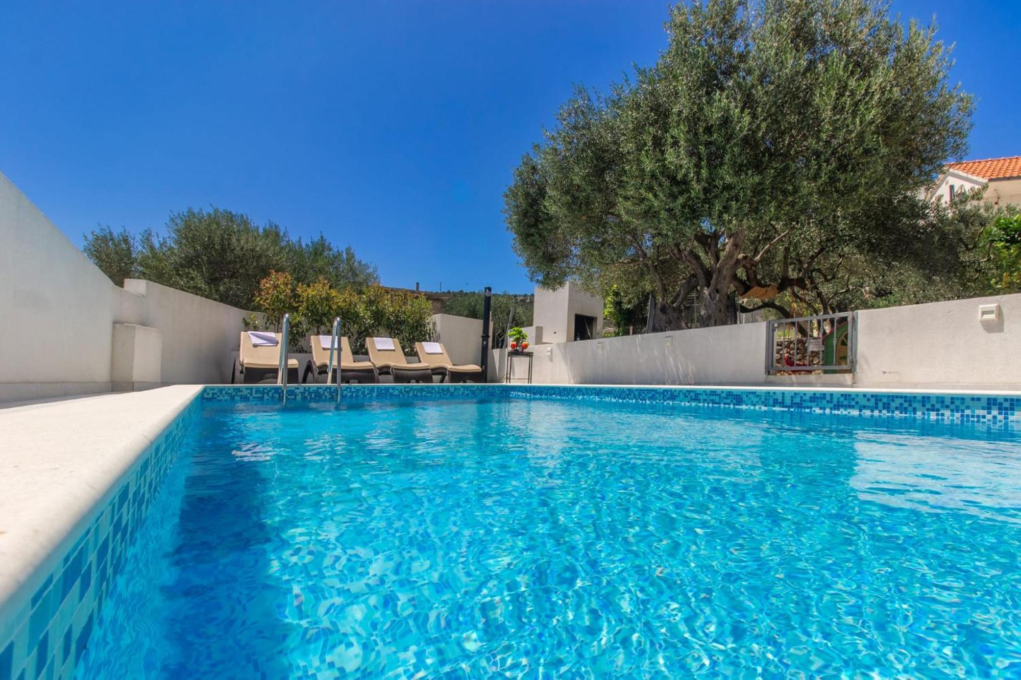 Villa Dalmatian Child With Swimming Pool, Close To The Beach Vinišće Buitenkant foto