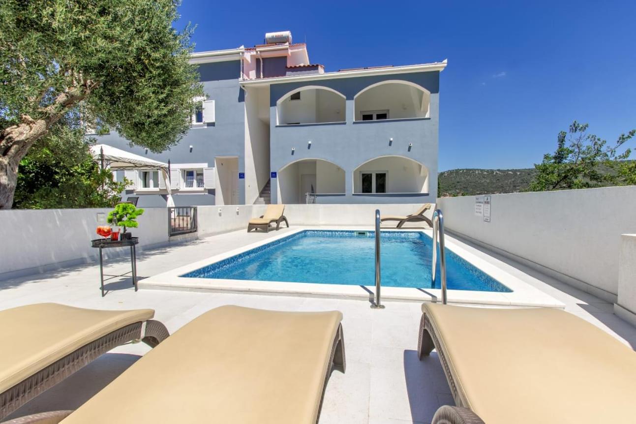 Villa Dalmatian Child With Swimming Pool, Close To The Beach Vinišće Buitenkant foto