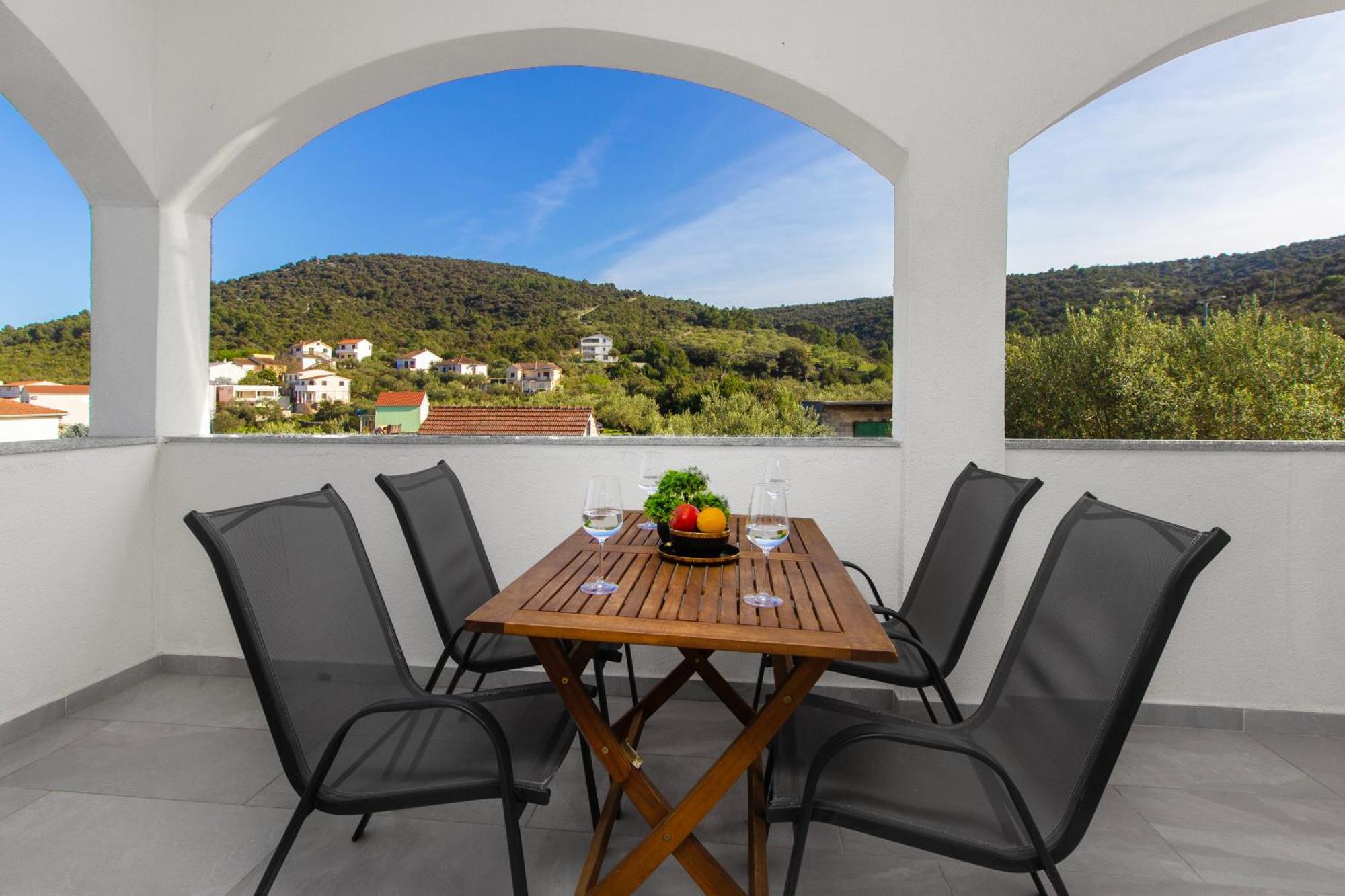 Villa Dalmatian Child With Swimming Pool, Close To The Beach Vinišće Buitenkant foto